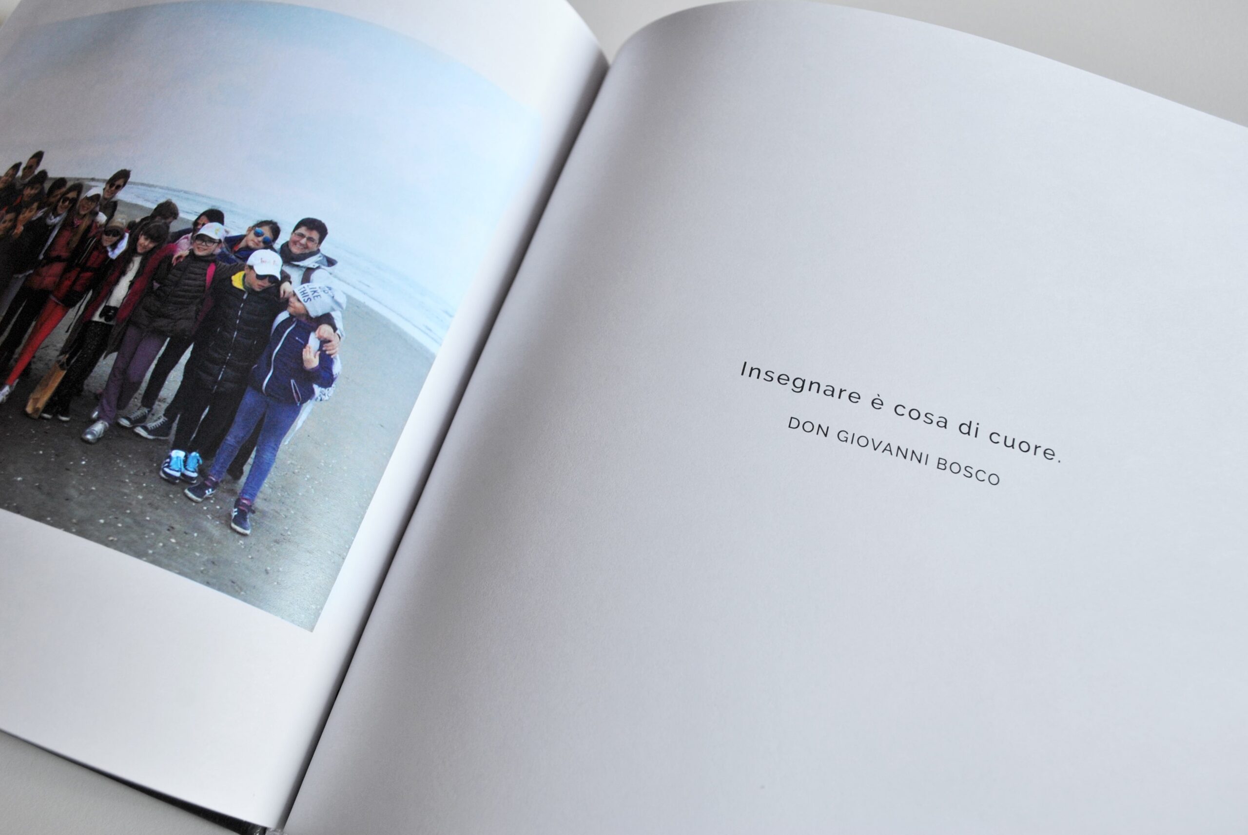 "Insegnare è cosa di cuore" è il motto del libro "Cara Maestra"