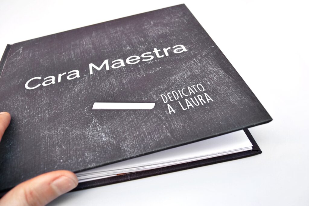 Copertina cartonata del libro regalo "Cara Maestra"