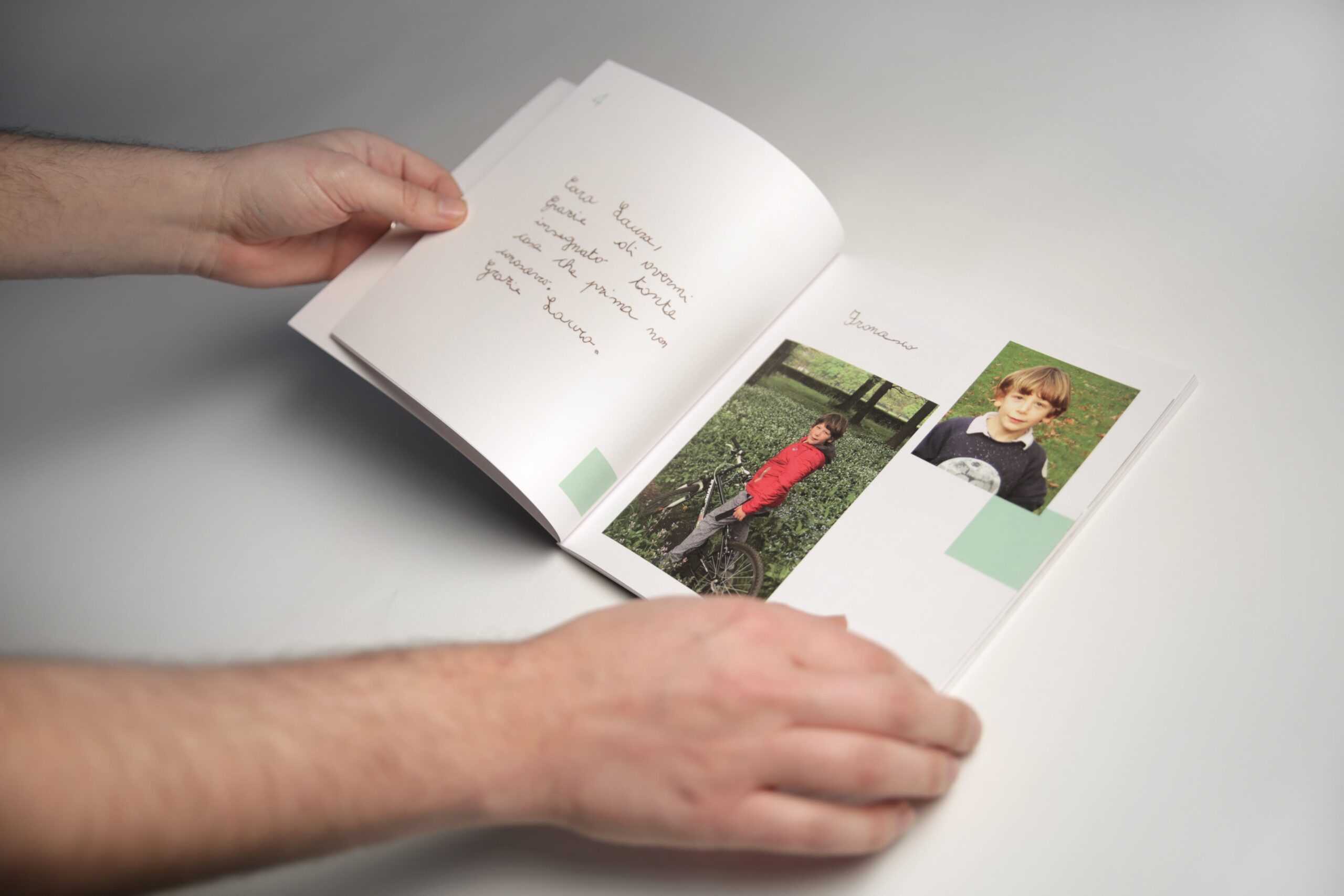L'interno di una doppia pagina del libro regalo "Cara Maestra"