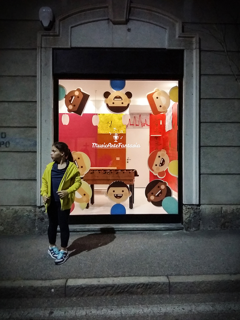 Grafica della vetrina di Musicartefantasia, associazione di musica per bambini