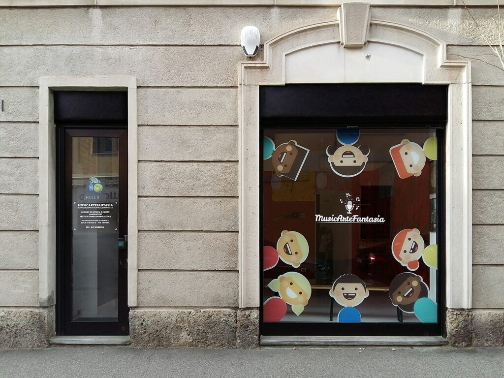 Progetto grafico della vetrina dell'associazione per bambini Musicartefantasia